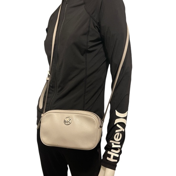 MICHAEL KORS Fulton Small
Light Grey Leather Crossbody
Camera Bag Feminine - Picture 1 of 15